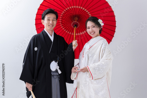 Traditional Japanese Wedding Ceremony with Shiromuku Bride and Hakama Groom
白無垢と袴を着た日本の結婚式