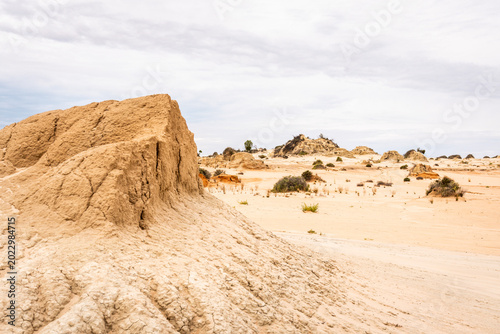 Valokuva Eroded Sand Dunes and Ancient Lakebed at Mungo National Park NSW