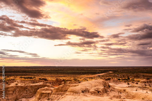 Fotografía Dramatic Sunset Over Lake Mungo Outback Landscape in NSW Australia