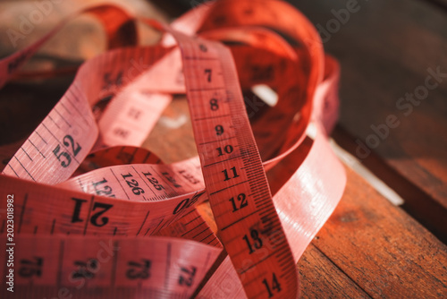 Foto tape measure on a wooden background