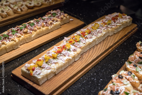 Foto Delicious focaccias on the table.
