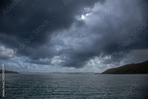 奄美大島・龍郷湾に広がるドラマチックな雨雲