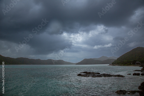 奄美大島・龍郷湾に広がるドラマチックな雨雲
