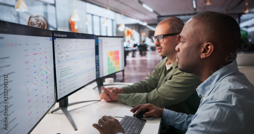 Canvas-taulu Two Enterprise Risk Managers Use Computer Tools Analyzing Financial Data