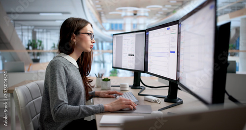 Fotografía Young Female IT Support Specialist Efficiently Resolves Help Desk Tickets