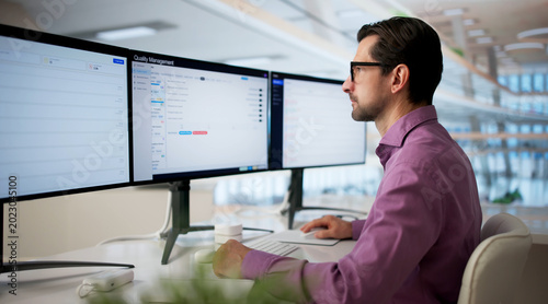 Fotografia Man Using Software On Desktop