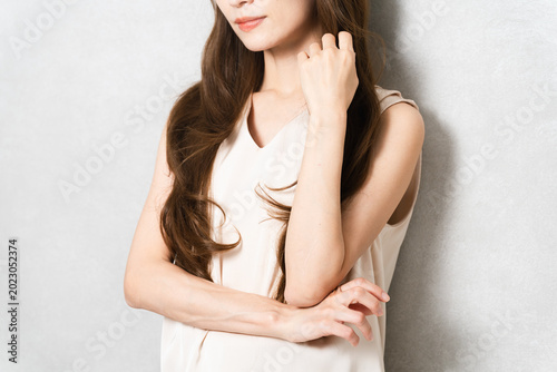 ポージングをするロングヘアの女性　ビューティイメージ