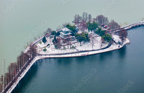 Tableau sur toile Aerial Winter View of Snowy Donghu Lake Island in Wuhan