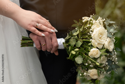 Tableau sur toile the groom holds a wedding bouquet in his hand