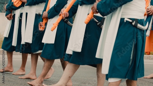 Foto Indian walkers guarding the Sikh guru barefoot during the celebration