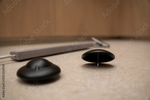 Foto Close Up of broken retail security tag and empty hanger on a floor showing the a
