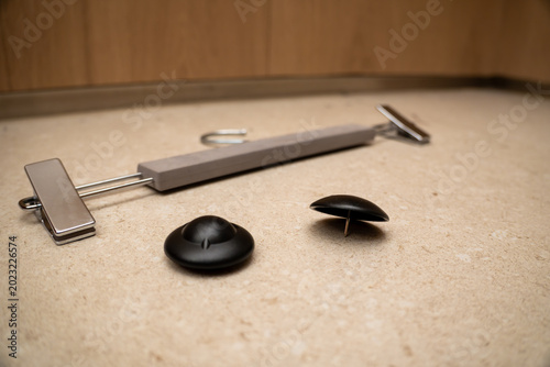 Foto Close Up of broken retail security tag and empty hanger on a floor showing the a