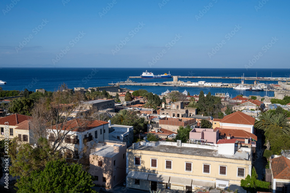 Fototapeta premium Vue aérienne sur la ville et le port de Rhodes , Grece