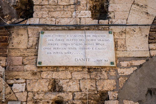 Obraz na plátně Commemorative plaque to Dante Alighieri with verses from Canto XI of the Paradiso (Divine Comedy), on Via dell'Aquila in the medieval historic center, Perugia, Italy