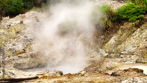 Foto volcanic steam vent, or fumarole, and sulfuric hot spring, geothermal energy, mi