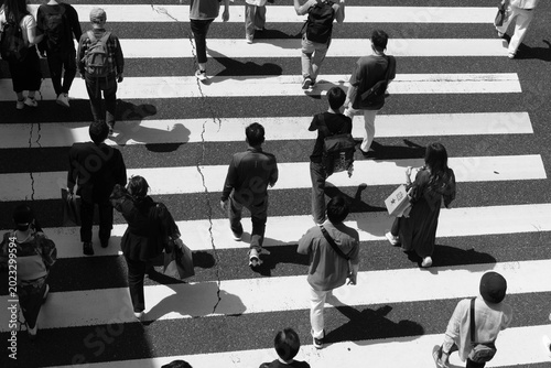 休日の神戸三宮の繁華街の横断歩道を渡る人々