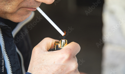 Foto Caucasian man smoking cigarette in outdoor.