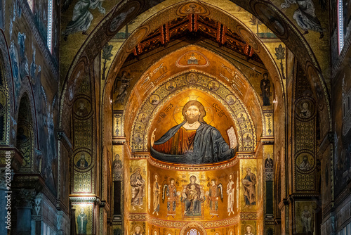 Tableau sur toile Christ Pantocrator in the apse, Santa Maria la Nuova Cathedral, Arab-Norman styl