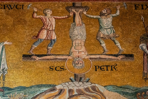 Φωτογραφία Byzantine mosaic of the Crucifixion of Saint Peter, Santa Maria la Nuova Cathedr