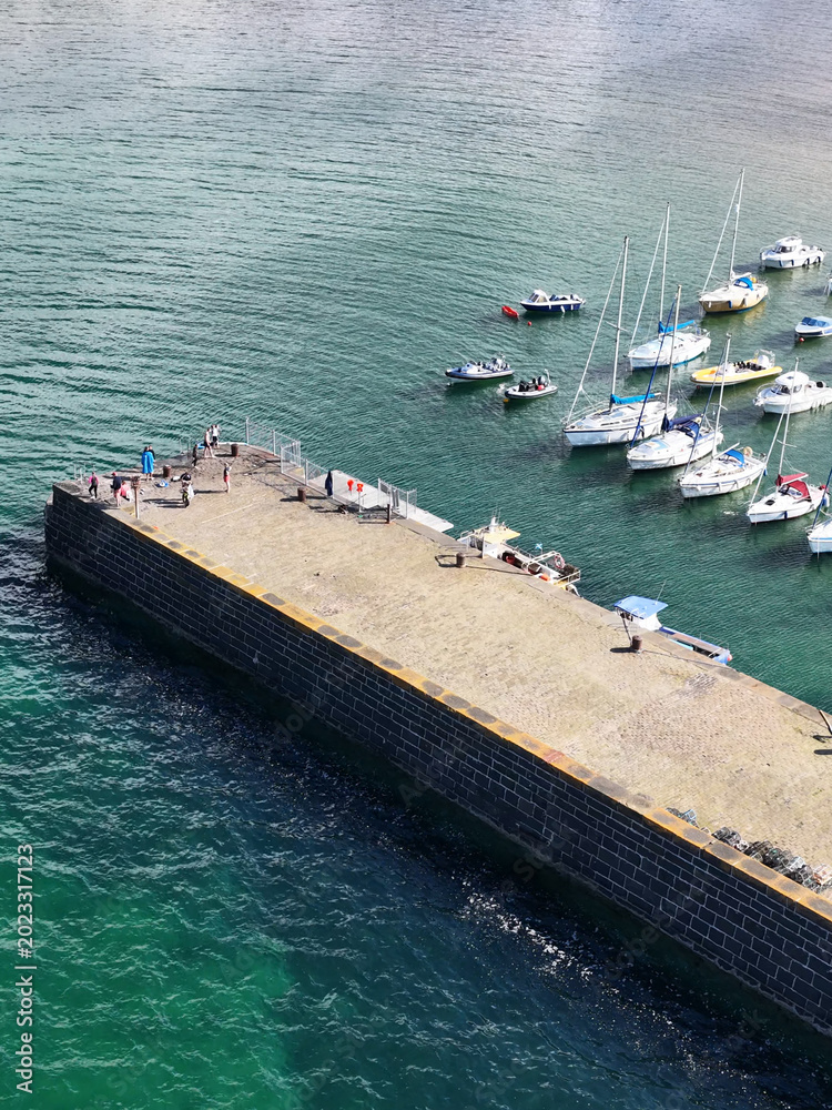 Obraz premium Aerial View of a Stone Pier and Moored Boats in Fife