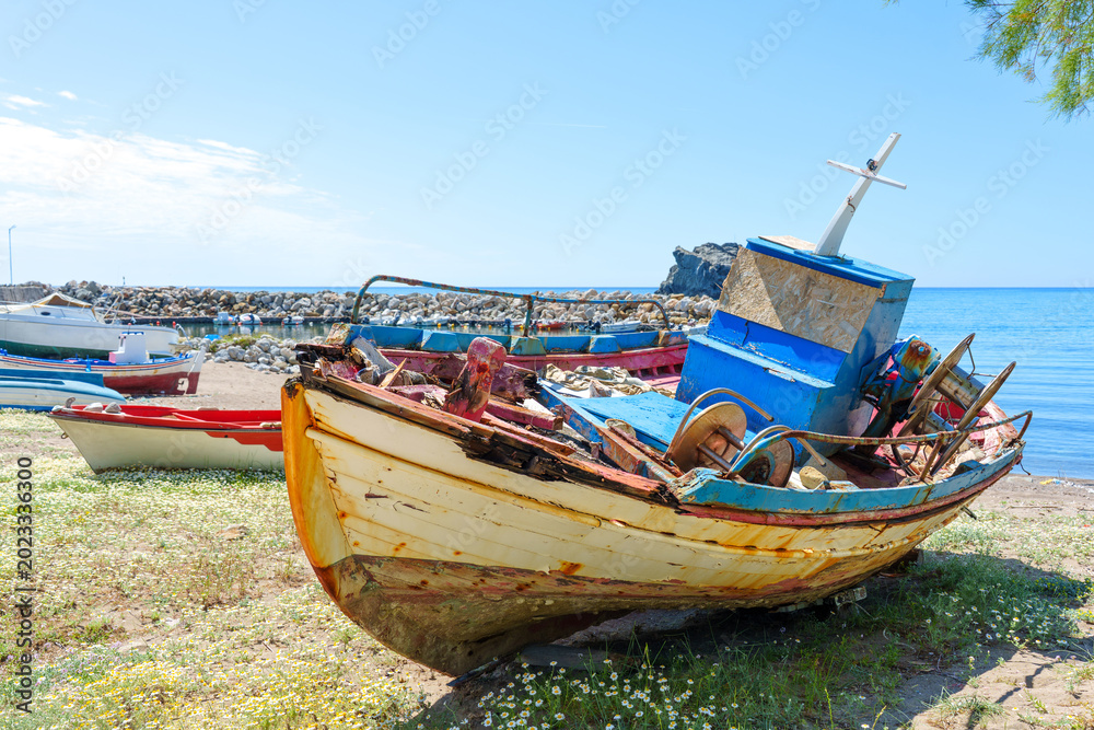 Obraz premium Weathered Traditional Greek Fishing Boats on Skala Eresou Beach, Lesbos