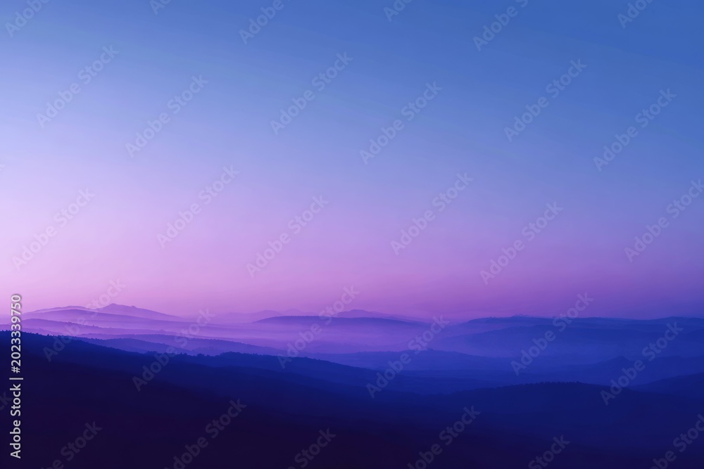 Obraz premium Serene purple and blue mountain landscape at dusk