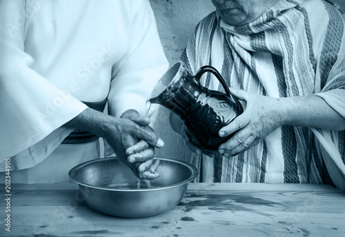 Foto Woman pour water on hands