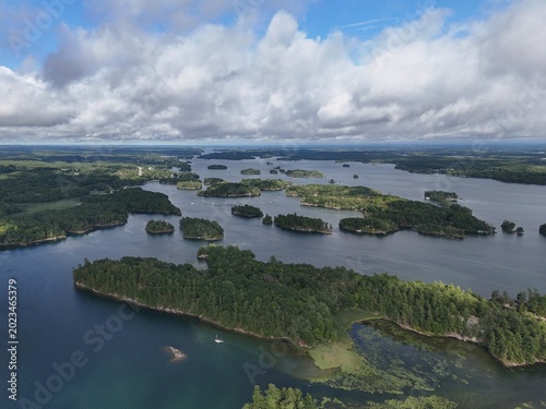 фотографія Aerial view of lush islands and blue water in the 1000 Islands region, St