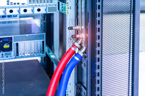 Quadro su tela server racks with a liquid cooled supercomputer system with tube