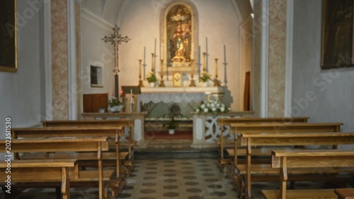 Fotografia Chapel interior softly defocused with bokeh, altar and wooden pews receding into warm blur, church background; background backplate copyspace calm