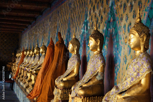 Konstfotografi Golden Buddha Statue Inside Wat Arun Temple
