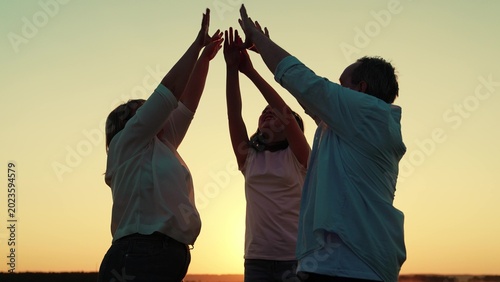 Foto Business people raising their hands, team success group unity