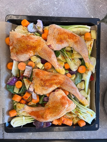 Hähnchen auf Gemüse Blech fertig für den Ofen 