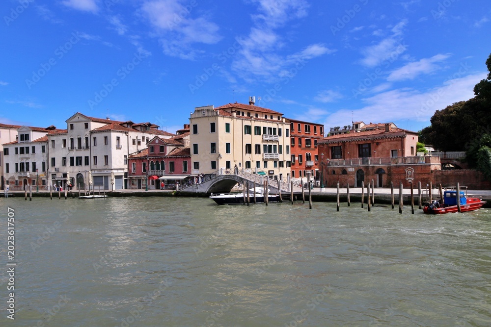 Obraz premium Ponte de la Croce (bridge) viewed over the Grand Canal in the Santa Croce district of Venice, Italy
