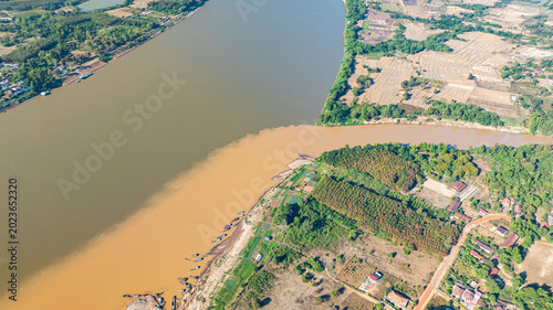 Fotografie High angle view of contrasting river colors blending gradually along the Mekong, symbolizing the confluence of different water sources