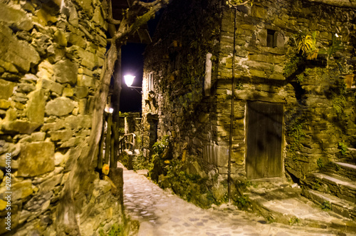 Φωτογραφία Narrow night street between stone houses in Talasnal, Portugal