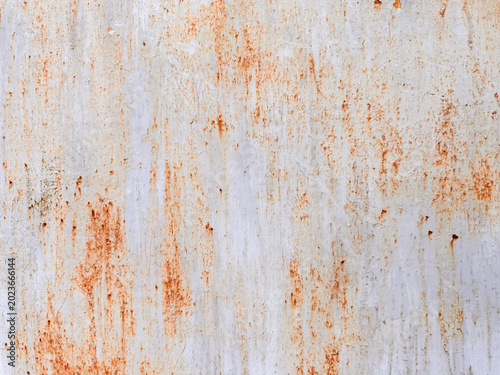 Foto White painted metal surface with orange rust corrosion streaks showing weathered
