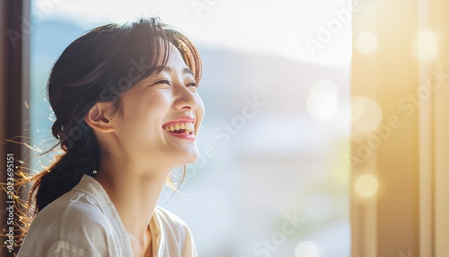 上を見て笑う女性