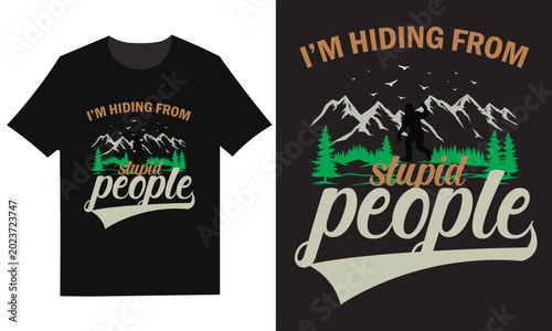 Schilderij op canvas T shirt design with i'm hiding from stupid people text and nature scene
