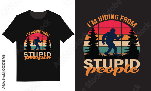 Bild auf Leinwand T shirt design with bigfoot hiding from stupid people