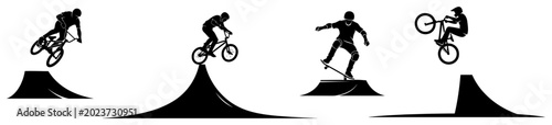 Foto BMX riders and skateboarders jumping on ramps and dirt hills in black and white