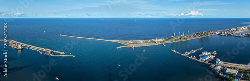 Foto Wide view of a harbour breakwater berth over indian ocean in Chennai