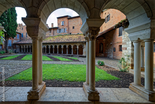 Foto Arches of Saint-Salvi collegiale church cloister in Albi World Heritage center
