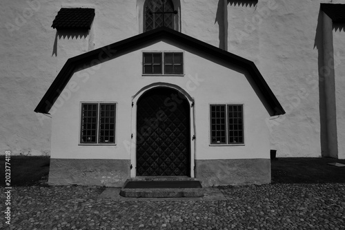 Entrée symétrique d’une chapelle finlandaise en noir et blanc