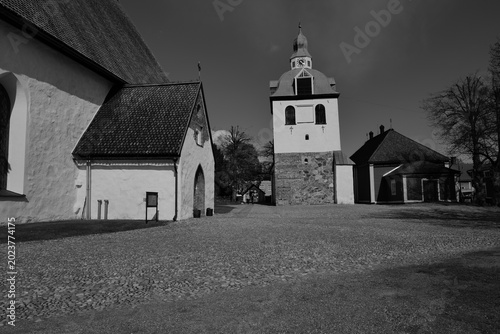 Vue panoramique d’une église finlandaise en noir et blanc
