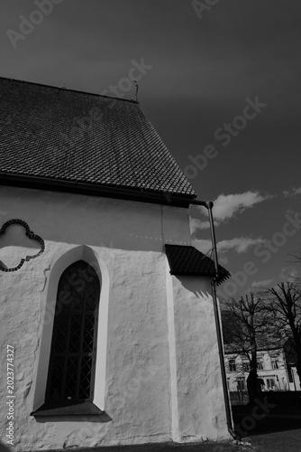 Façade d’église blanche en Finlande sous un ciel dramatique