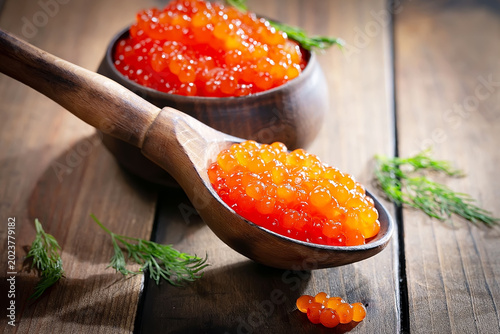 Икра красная-зернистая, полезный и вкусный морепродукт в деревянной ложке.