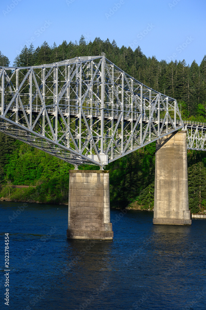 Fototapeta premium Steel cantilever sections of Bridge of the Gods linking Oregon and Washington State over the Columbia River Gorge