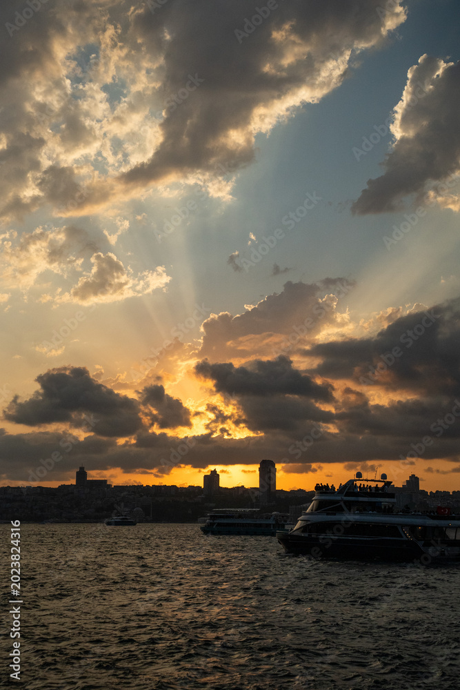 Obraz premium sunset over the sea