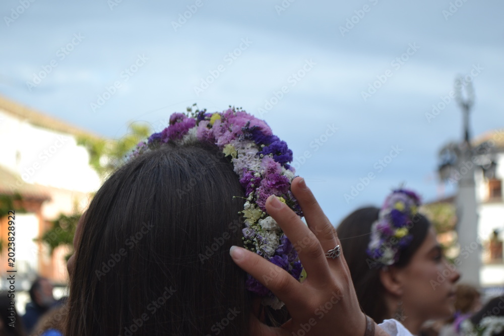 Naklejka premium La maya festival flower crown closeup showing floral wreath on head for cultural event banner design and traditional celebration background
